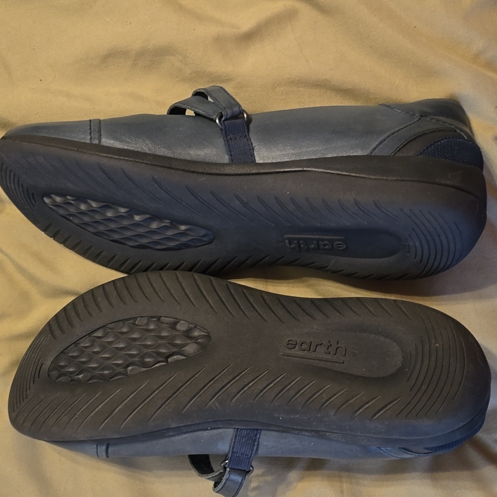 Size 11 Earth midnight blue flats with adjustable strap - Picture 2 of 3
